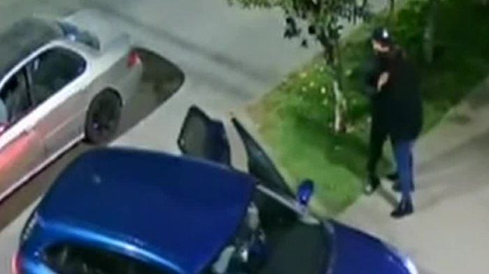 La tomaron del cuello, la amenazaron y se dieron a la fuga: Violento portonazo a mujer en San Ramón