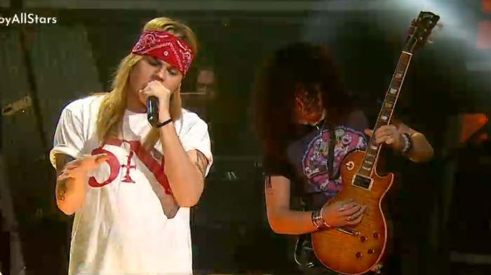 Axl Rose y Slash lo dieron todo con su interpretación de 
