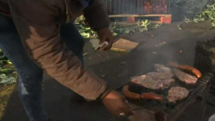 Modo septiembre: JP Queraltó ayudó a preparar asado madrugador en la Vega Central