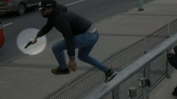 Dos hombres heridos tras violento asalto en Metro de Valparaíso: Delincuentes habrían estado dateados por salida de banco