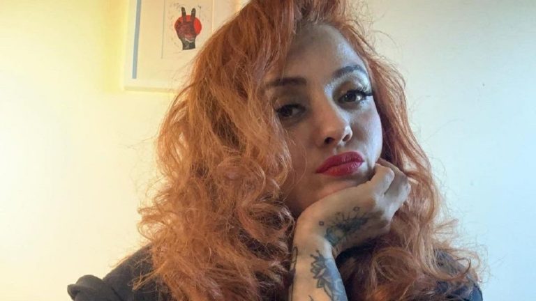 ¡En pleno embarazo! Mon Laferte le dijo adiós al naranja y sorprendió con nuevo look