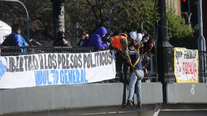 Familias de presos del estallido social protestaron colgándose de Puente Pío Nono