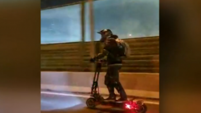 Insólita maniobra: Hombre a bordo de scooter transita en autopista de alta velocidad