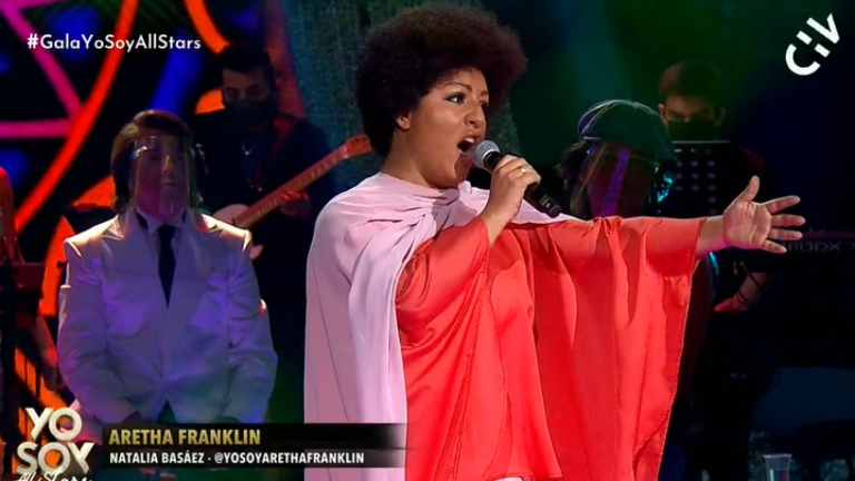 ¡Idéntica a la original! Aretha Franklin se lució en el escenario