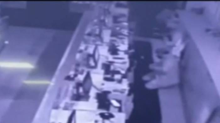 Portaba más de $3 millones: El fallido robo de hombre que quedó atrapado en techo del Mall Plaza Egaña