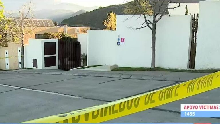 ¡Terrible! Mujer atacada con un hacha en Las Condes debió esconderse en el baño para salvar su vida