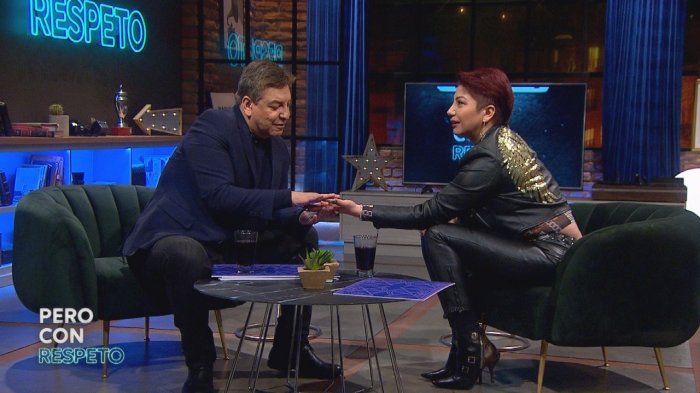 ¿Un talento oculto? Julio César le leyó la mano a Vanessa Daroch