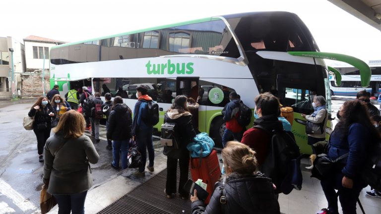 Comienza el éxodo: Altísimo flujo de pasajeros en los terminales de buses