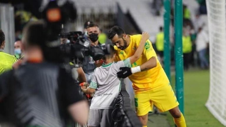 ¡Emocionante! Así fue el tierno gesto de Claudio Bravo con un pequeño hincha del Betis