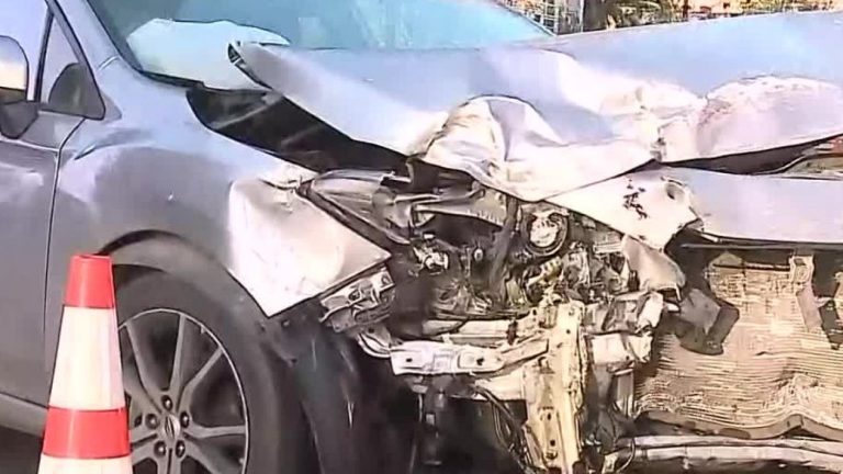 No se habría respetado luz roja: Un muerto y dos heridos de gravedad deja trágico accidente de tránsito