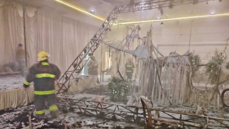 ¡Impactante video! Matrimonio terminó en feroz incendio luego del uso de pirotecnia