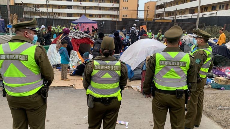 Caos en Iquique: Carabineros desalojan a más de 200 familias de la plaza pública