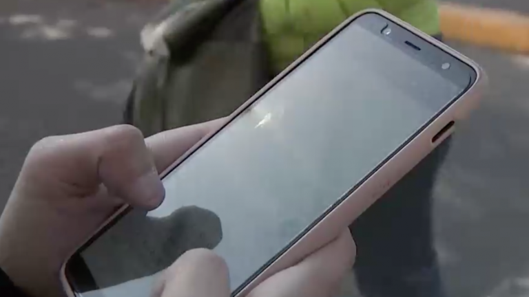 Multa de casi $160 mil: Senado aprueba proyecto que aumenta sanción por manipular el celular en la conducción