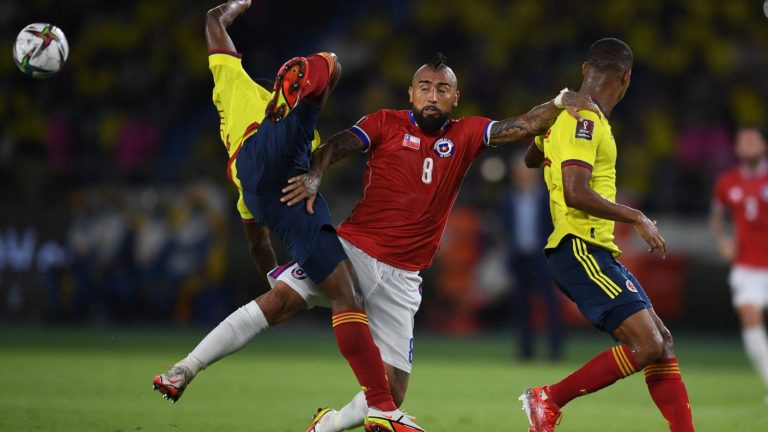 Vidal apeló al desgaste físico del equipo tras derrota con Colombia: 