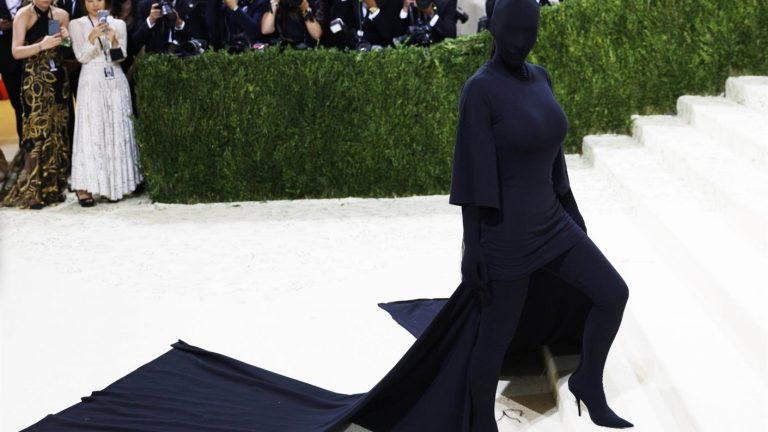 Kim Kardashian llegó completamente de negro: Estos fueron algunos de los looks en la Met Gala 2021