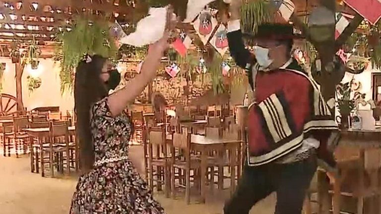 ¿Cómo zapatear con estilo en este 18? Pareja de Pomaire entrega los mejores tips para bailar cueca