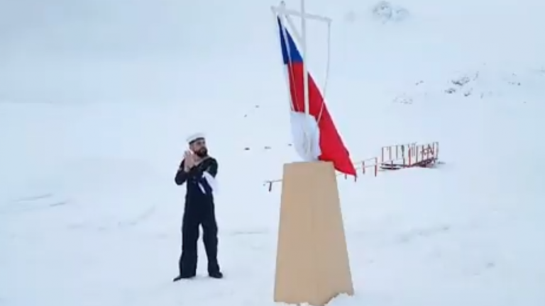 Marino dio inicio al 18 de septiembre bailando un pie de cueca a la bandera en la Antártica