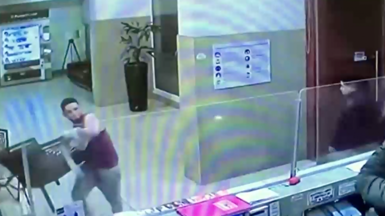 Le tiraron una silla: Agreden a un conserje tras discusión por presunta discriminación a ciudadanos extranjeros