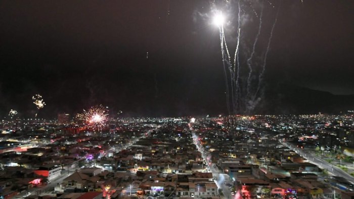 Fuegos artificiales atemorizan a vecinos de la capital: Fenómeno se repite en varias comunas