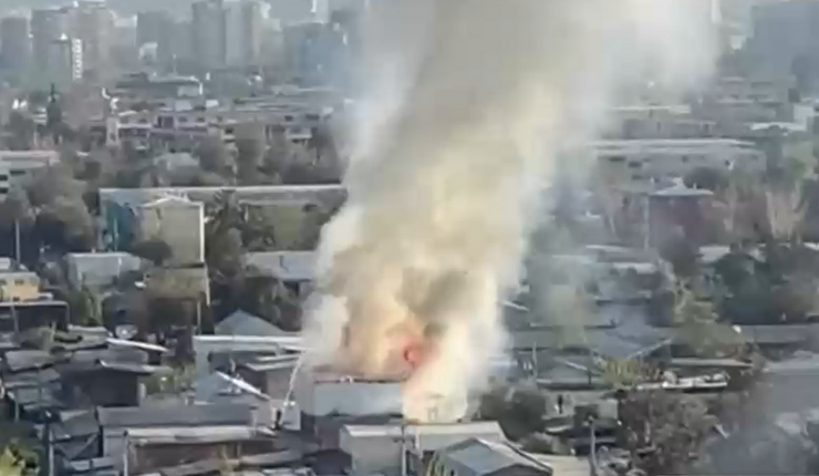 Gran columna de humo por incendio que se registró en viviendas de Ñuñoa