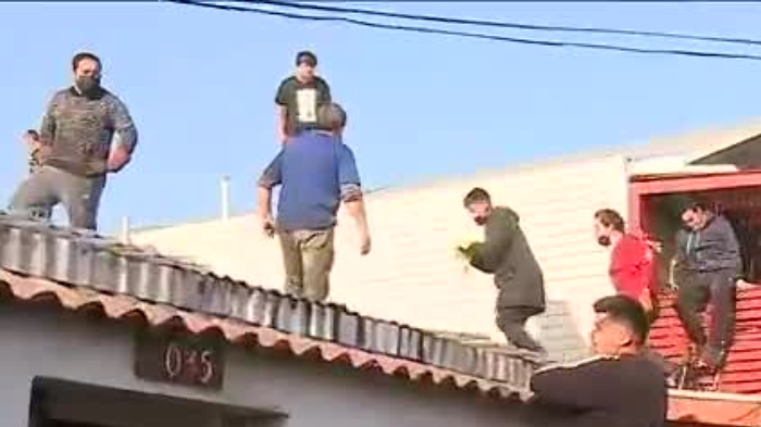 Dramática situación: Vecinos actúan ante posible rebrote de incendio en casas de Ñuñoa