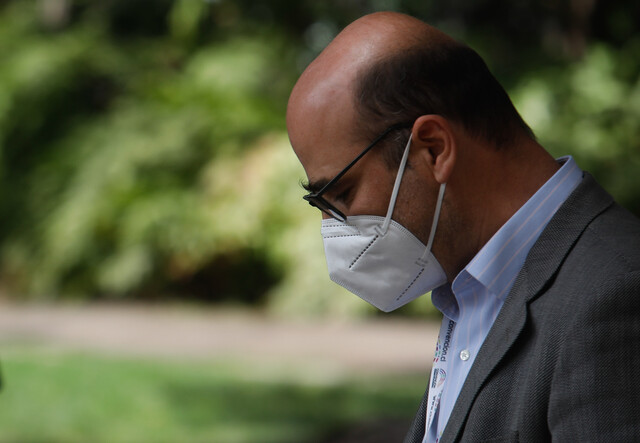 Hija estudiante de Fernando Atria es asesora en la CC: Su sueldo está pactado en $1 millón