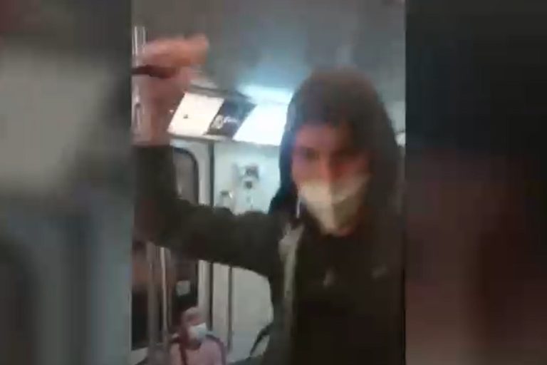 Con cuchillo en mano: Amenazan a migrantes en pleno vagón del Metro tras manifestaciones en Santiago