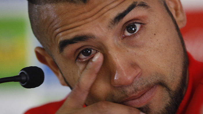 ¡Hizo hasta piruetas arriba de un auto! Viralizan video de Arturo Vidal en supuesto estado de ebriedad