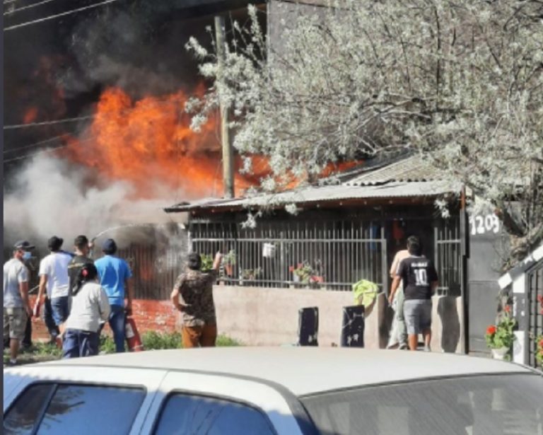 Gran incendio en la comuna de Pudahuel deja un fallecido y 25 damnificados