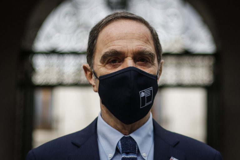 Ministro Larraín acusa 