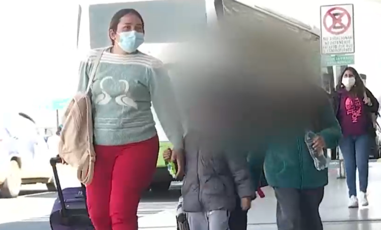 Polémica duró 48 horas: Madre e hijos atrapados en aeropuerto por protocolo de viajes al extranjero