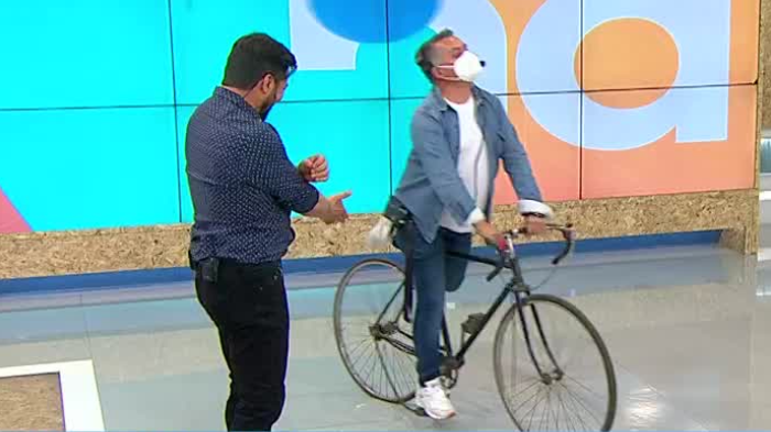 ¡Se paseó en bicicleta! La insólita irrupción de productor al estudio de Contigo en la Mañana