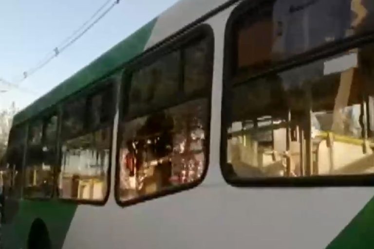 Se registran dos ataques con piedras a micros en menos de 24 horas: Un menor de edad resultó herido