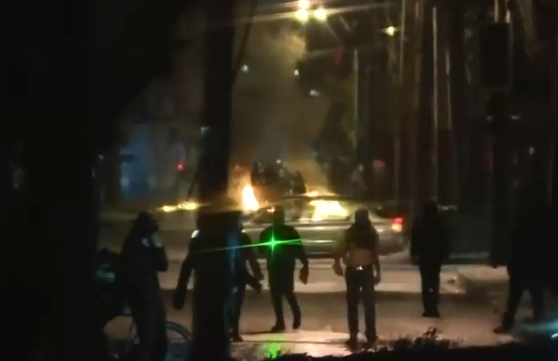 Encapuchados roban y queman dos micros en Estación Central