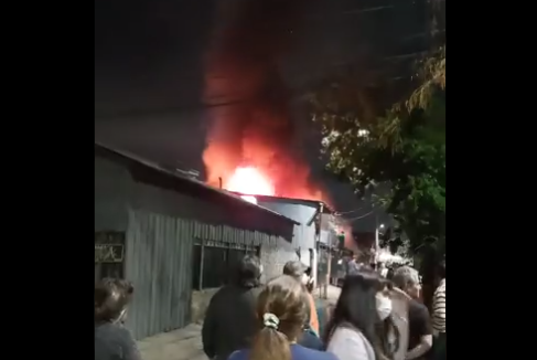 Incendio en vivienda de Macul moviliza a Bomberos por riesgo de propagación