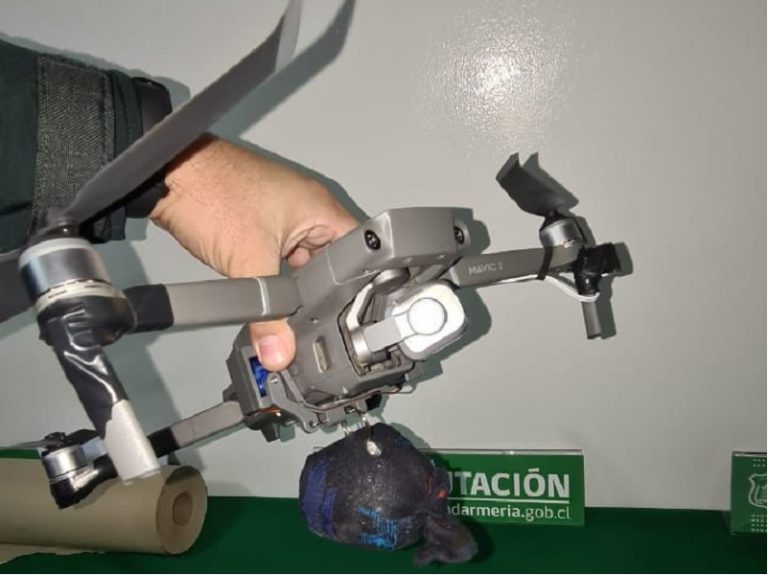 Gendarmes capturan dron que buscaba ingresar droga a la ex penitenciaría de Santiago: Traía pasta base y marihuana