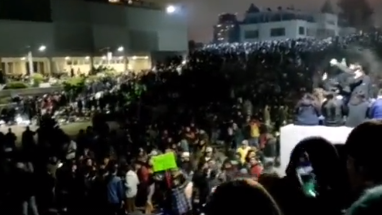 Sin mascarilla ni distancia: Los registros de la masiva fiesta convocada en la Universidad de Concepción