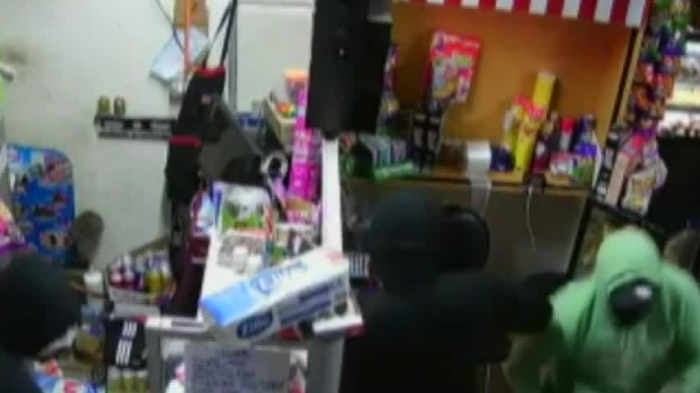 ¡Comerciantes aterrados! Asaltan y golpean a mujer en botillería de Valparaíso