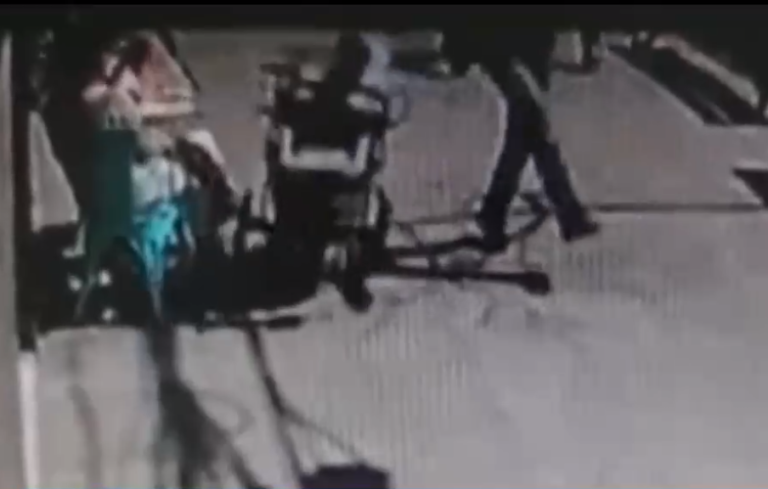 Captan momento exacto en que hombre patea coche con una guagua de 7 meses en Providencia