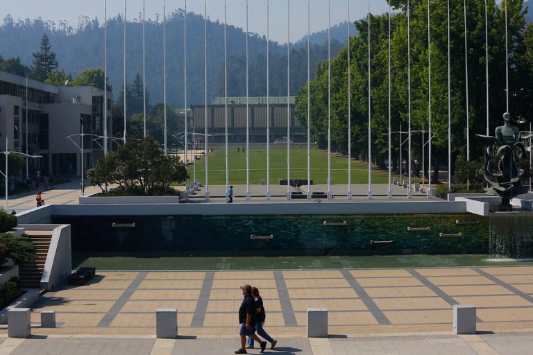 “Demuestra un total desprecio por la salud”: UdeC rechaza masiva fiesta registrada en el campus