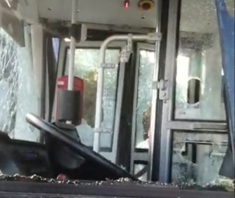 Detención ciudadana a sujetos que robaron bus interurbano en Maipú: Uno de ellos fue golpeado por los propios pasajeros