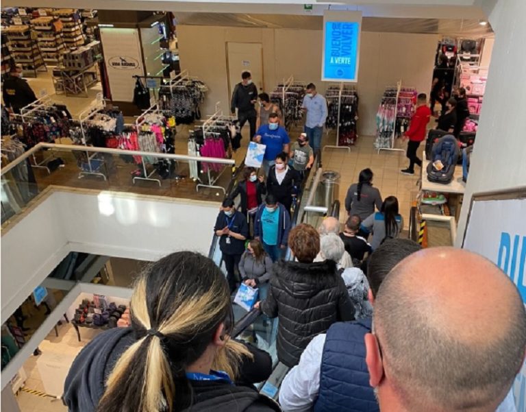 Realizan evacuación en mall de Viña del Mar por aviso de bomba