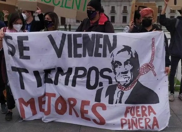 Estudiantes llegan al frontis de La Moneda exigiendo la destitución del presidente Sebastián Piñera
