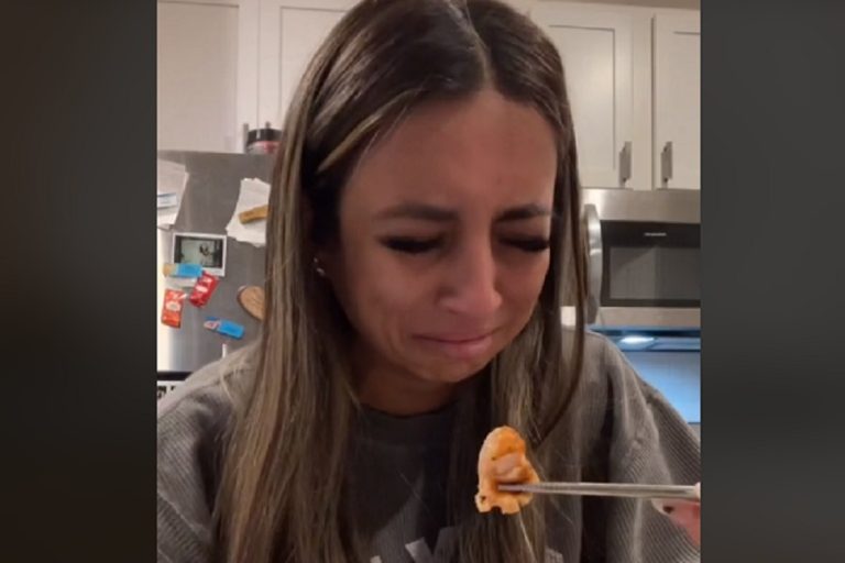 Mujer obligada a dejar el veganismo se grabó comiendo pescado entre lágrimas