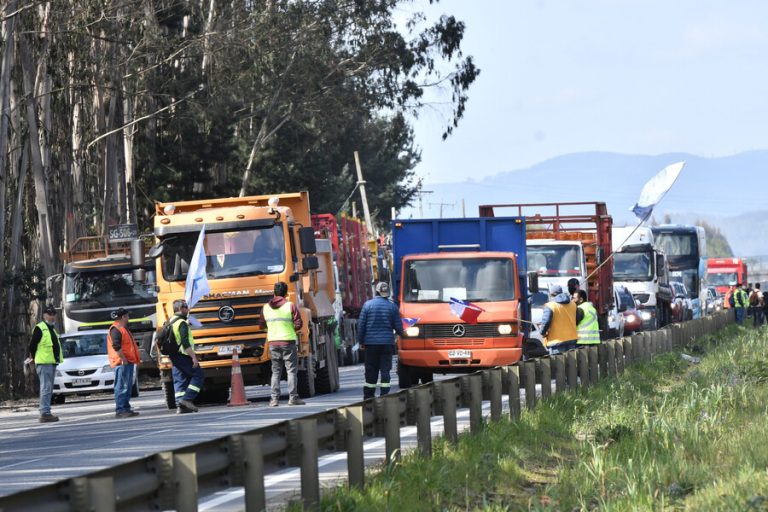 Bloqueo de camioneros genera temor por posible desabastecimiento de combustible en Temuco