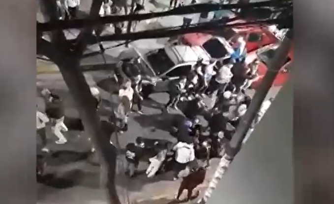 Vecinos denuncian masiva fiesta en plena calle del barrio Bellavista