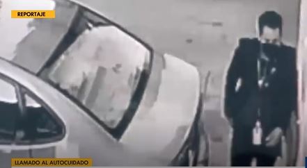 De traje ejecutivo y con tranquilidad: Así operan las bandas que roban objetos desde autos