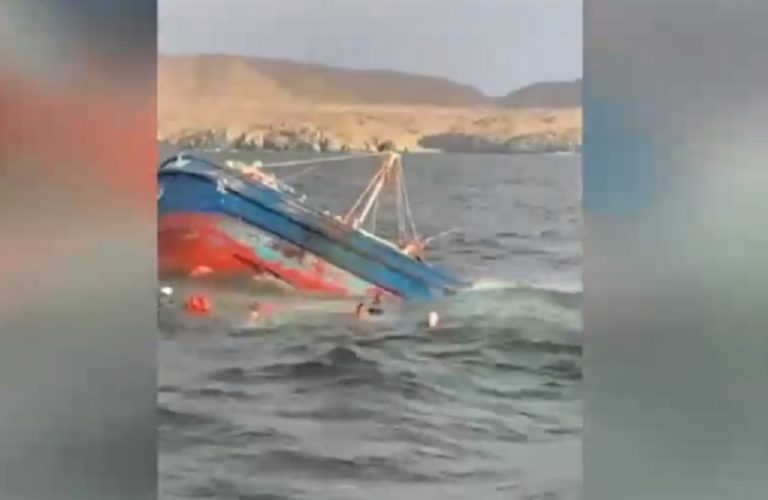 Dramático rescate de embarcación en Caldera: Tripulantes tuvieron que saltar al mar