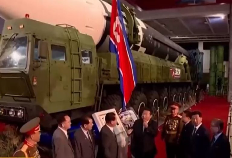 Brutal exhibición del ejército norcoreano impactó con entrenamientos militares y despliegue de misiles