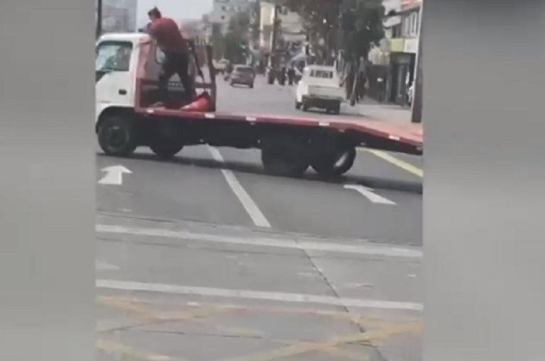 Violencia entre conductores: Se subió a una grúa en medio de pelea